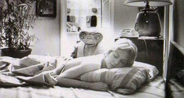 3. E.T. The Extra-Terrestrial filminde Elliot'ın annesi uyurken E.T. onu gizlice izliyor.