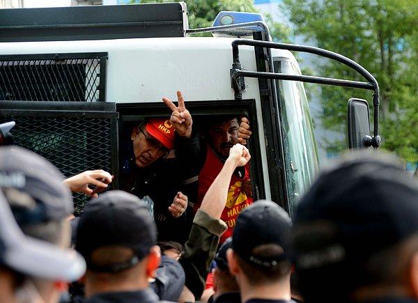 09:30 | Beşiktaş'tan Taksim'e yürümek için toplanan HKP'liler gözaltına alındı. Beşiktaş'a toplam 27 kişinin gözaltına alındığı aktarılıyor.