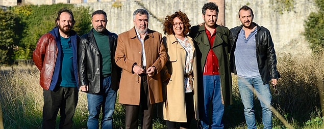 15. Limonata ve Ölümlü Dünya filmleriyle yönetmenlik kariyerinde de adını duyuran Ali Atay, senaryo ekibinde de yer aldığı yeni filmi Cinayet Süsü'nün çekimlerine tamamlandı.