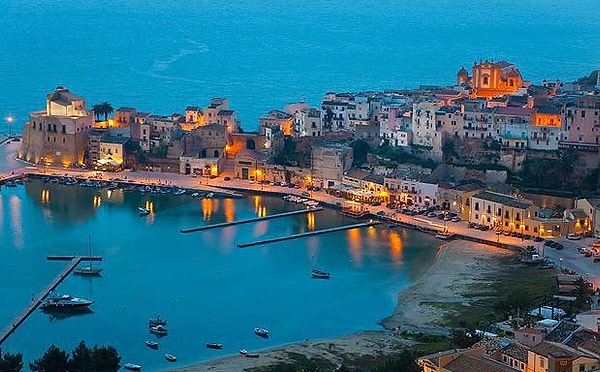 8. Самый большой остров в Средиземноморье - это...?