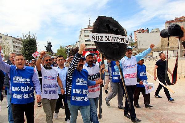 13:21 | Bolu'da işten çıkarılan işçiler belediye binasına siyah çelenk bıraktı.