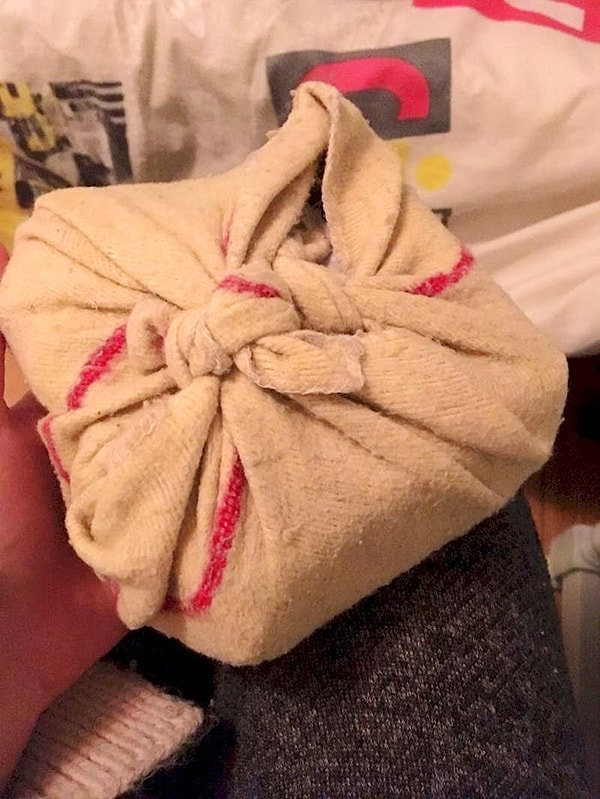 2. Если у вас в деревне или на даче есть камин или печка, в огне можно нагреть кирпич, затем завернуть его в газету и в полотенце, и он будет греть вам ноги всю ночь!