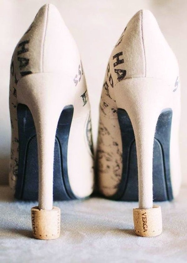 3. Если вас пригласили на свадьбу на базу, а очень уж хочется надеть каблуки, вот как можно избежать их застревания в траве и земле.