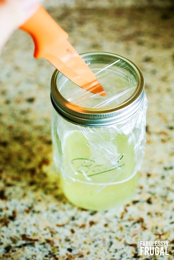 4. Чтобы избавиться от фруктовых мушек, налейте в банку яблочный сидр, оберните ее пленкой и проделайте в ней несколько дырок. Мушки, привлеченные сладким запахом, залетят внутрь, но выбраться уже не смогут.