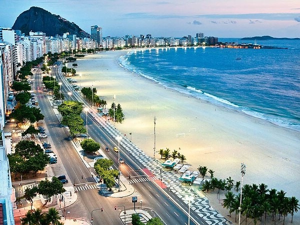 6. Где находится знаменитый пляж Копакабана?