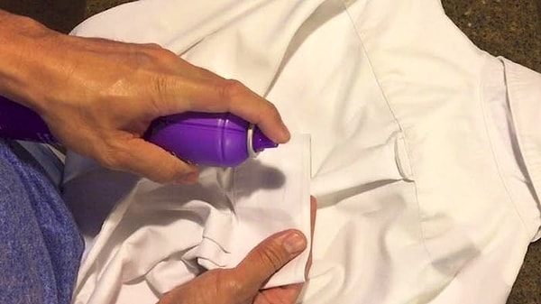 5. Оказывается, от пятна на одежде можно избавиться, брызнув на него лак для волос и потерев.