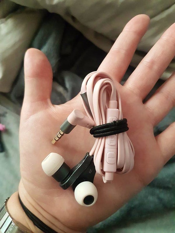 16. С помощью резиночки для волос можно держать в порядке различные провода.