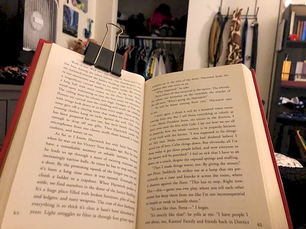 18. Если все никак не соберетесь приобрести магнитные закладки, просто используйте зажимы для бумаги, чтобы книга не закрывалась в самый неподходящий момент.