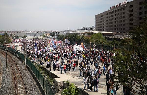 12:40  | Bakırköy'deki miting alanına grupların yürüyüşü sürüyor.