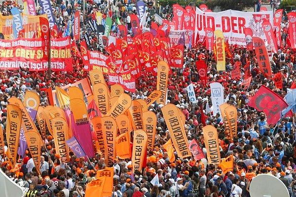 14:30 | DİSK, KESK, TMMOB, TTB ile çeşitli sivil toplum kuruluşlarının Bakırköy Halk Pazarı'na girişi tamamlandı.