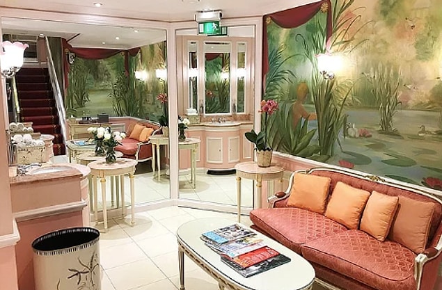 9. Londra'daki The Ritz ise, adeta insanı tuvalette zaman geçirmeye davet ediyor.