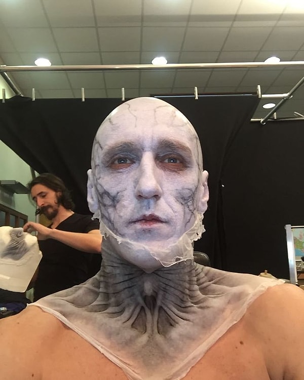 25. И, наконец, Король Ночи без мейкапа. Совсем другое дело! 😆