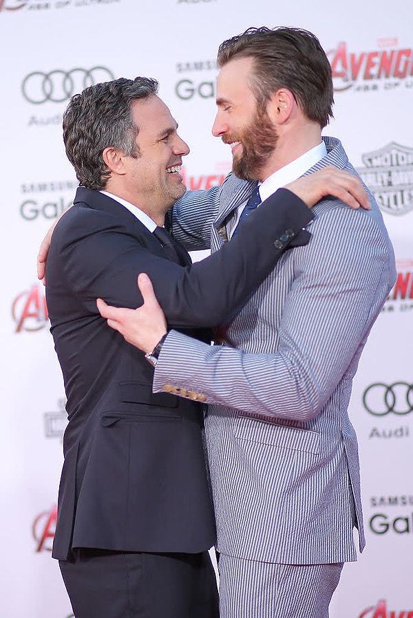 7. Милое объятие от Халка и Кэпа