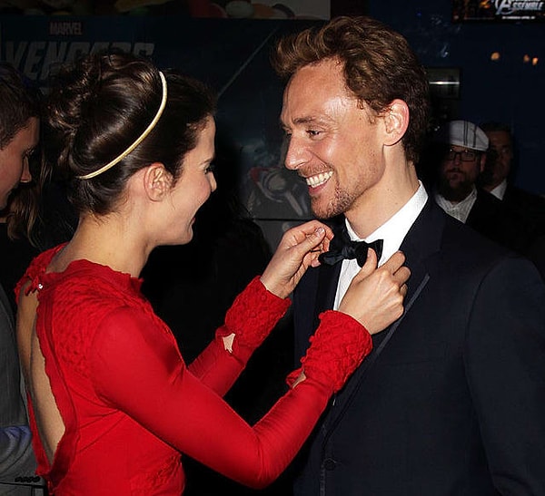 14. Коби Смолдерс (Мария Хилл) поправляет бабочку Тома Хиддлстона