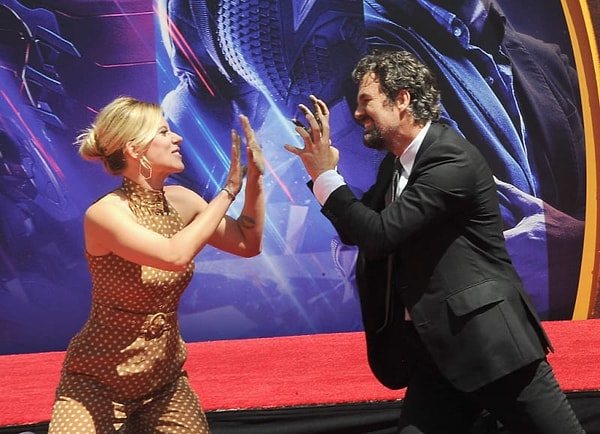 24. Скарлетт и Марк не упустили возможности попугать друг друга грязными руками