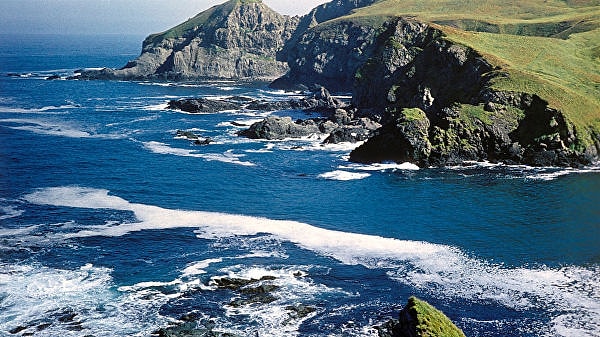 10. Берингов пролив находится между...