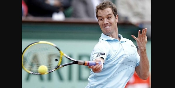 2. Как удобнее держать теннисную ракетку: правой или левой рукой?