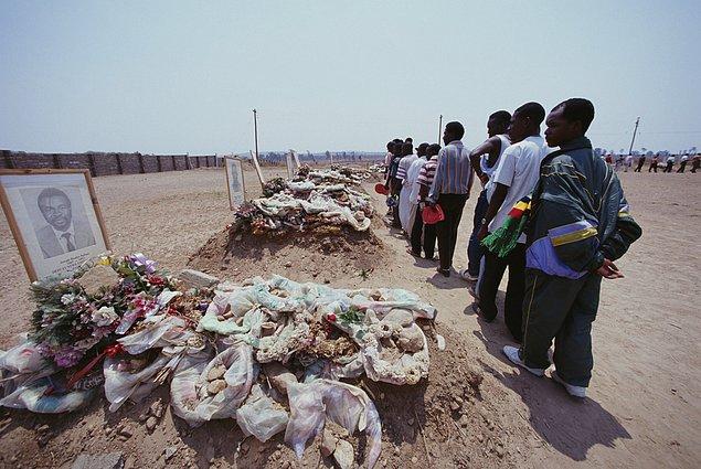 1994 Dünya Kupası'na katılmayı hedefleyen Zambiya Milli Takımı, Gabon ile deplasmanda oynayacağı maç için uçakla bu ülkeye doğru yola çıktı. Yolda bir kez yakıt ikmali gerçekleştiren ve arızası olduğu anlaşılan uçak, inişin yapılacağı havalimanına kısa mesafe kala düştü.