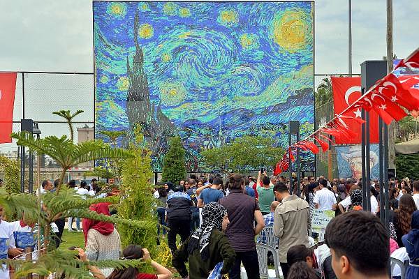 Farklı okullardan toplanan resmin parçaları bir parkta birleştirildi.