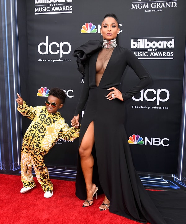 8. Сиара с сыном