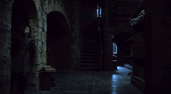 13. Арья скрывается в библиотеке, чтобы перевести дыхание