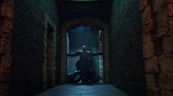 14. Лорд Берик закрывает проход своим телом