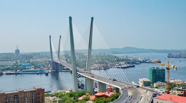 7. Наверняка вам знаком этот мост. В каком городе он расположен?