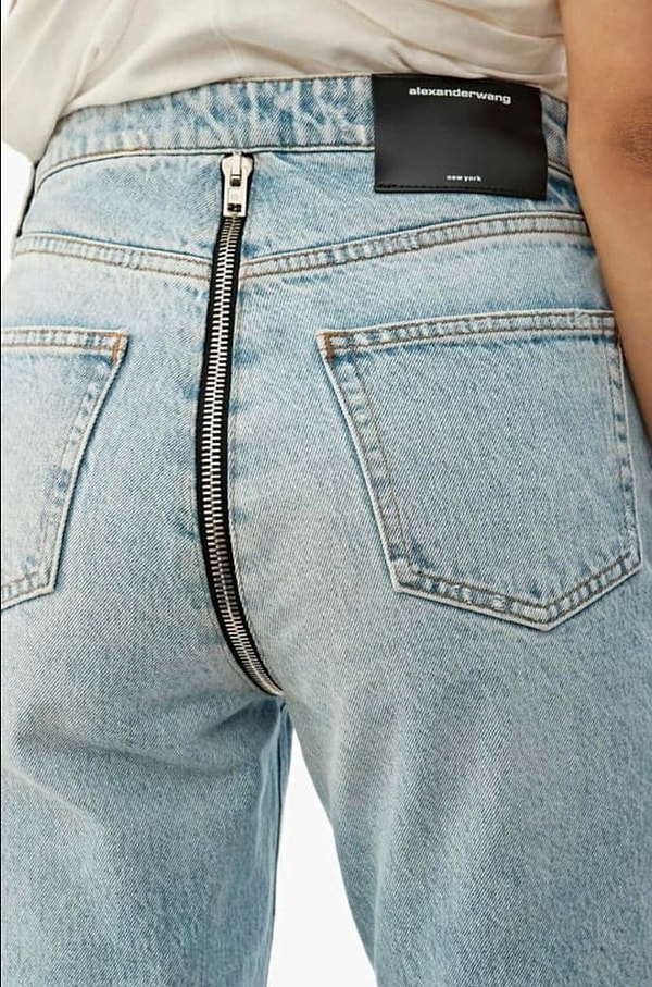 17. А ведь дизайнер для чего-то ее пришил. Остается догадываться, для чего