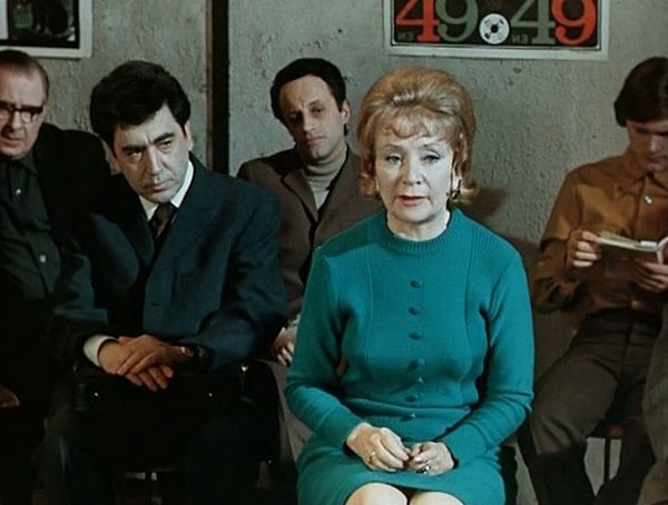 6. Кто играет в главной роли в фильме "Люди и манекены"?