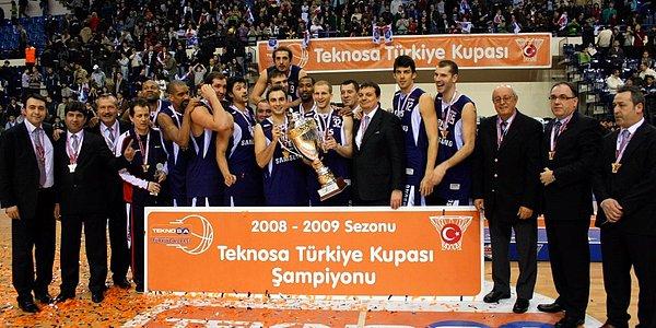 2008-09 sezonu başında Efes Pilsen ile anlaşan Ataman, takıma 2005'ten sonraki ilk TBL şampiyonluğunu kazandırdı. Aynı zamanda Türkiye Kupası'nı da kazarak duble yaptı.