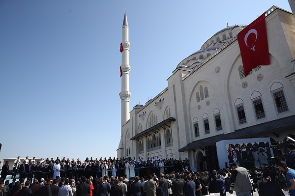 Görkemli bir kapıya sahip