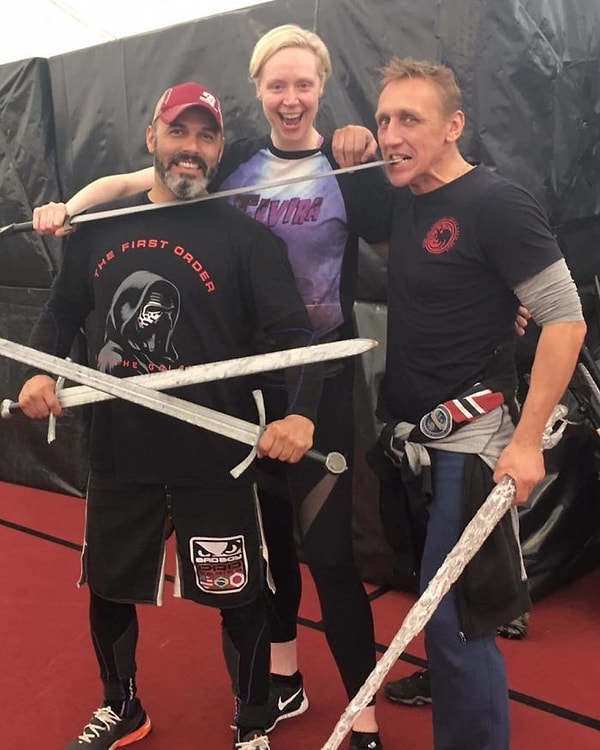 8. Фурдик обожает веселиться с другими актерами в перерывах между съемками и делиться смешными моментами в социальных сетях.