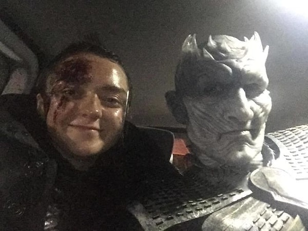 10. А вот напоследок фото с самой Арьей Старк! Ох, если бы он знал, чем закончится эпизод, то так не улыбался бы! 😆