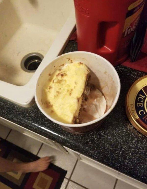 14. Dondurmayı bu şekilde yemeye hakkı olduğunu düşünen birisiyle yapabilir misiniz?