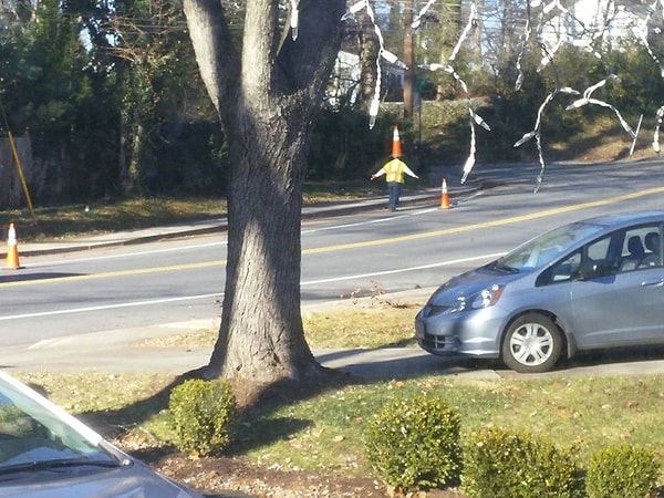 10. "Этот человек работает недалеко от моего дома"