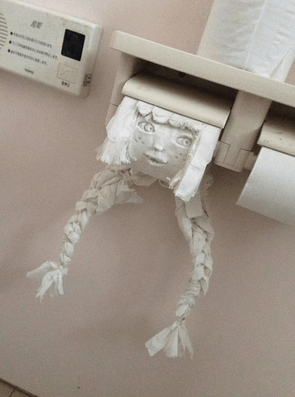 19. А этот шедевр был выполнен в Японии. Да, даже самые трудолюбивые в мире люди тоже скучают... в офисном туалете