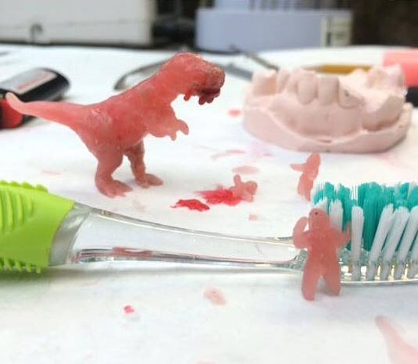 20. Здесь настоящий Mortal Combat... А вообще, парень ждал свою очередь к дантисту