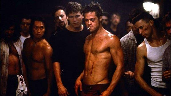 Brad Pitt ve Edward Norton'ın efsane oyunculuğuyla dövüş ve aksiyona doyduğumuz film, artık kült bir yapım hâline geldi biliyorsunuz ki.