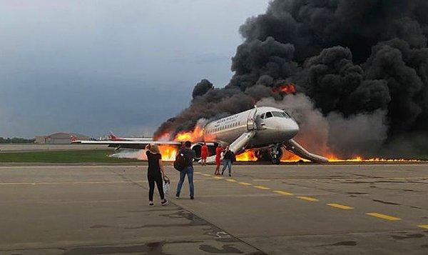 Aeroflot firmasından yapılan açıklamada, motorunun alev alması nedeniyle yangın çıktığı kaydedildi.