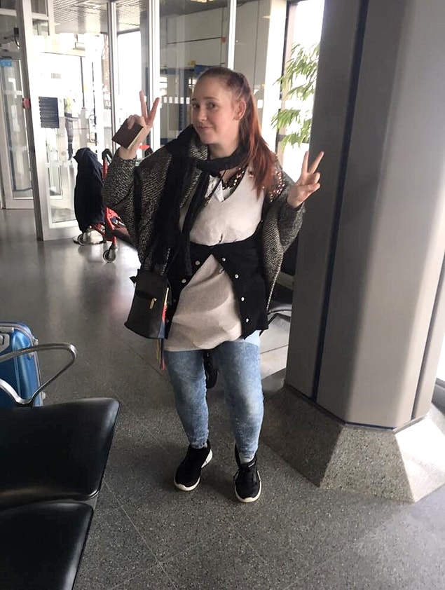 Yönetici asistanı olarak çalışan Natalie, o noktada valizini açıp fazla kilo yapan eşyalarının tamamını taşımanın yolunu bulmuş. Hepsini üzerine giymek!