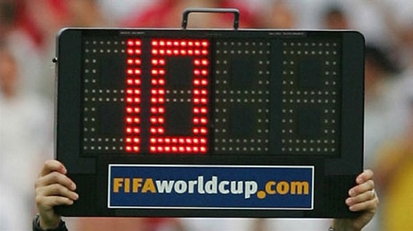 6. Сколько игроков имеет право сменить команда в футболе?