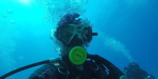 12. Как называется снаряжение для дайвинга, которое снижает поток воздуха под высоким давлением до давления, необходимого для того, чтобы дайвер мог дышать под водой?