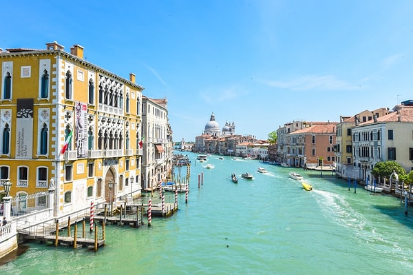 7. Венеция стоит на берегу...