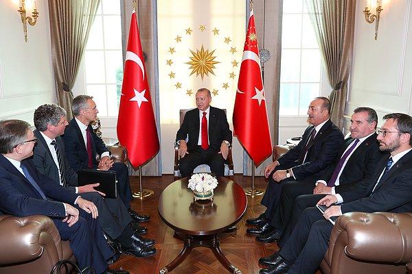 Erdoğan, NATO Genel Sekreteri Jens Stoltenberg'i kabul etti. Çankaya Köşkü'ndeki basın kapalı kabul, 1 saat sürdü.