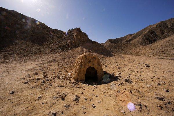 Ayrıca Mars yüzeyinde olası bir mağara da yer alıyor.