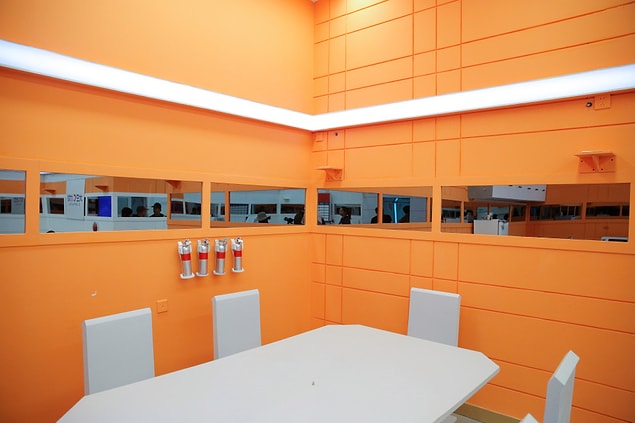 Kantin ve restoran alanı da bir uzay üssünü andıracak şekilde tasarlanmış.