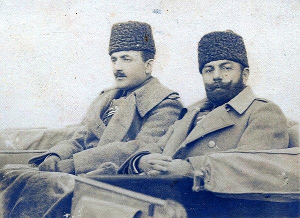 4. İttihat ve Terakki'nin önderlerinden Enver Paşa ve Cemal Paşa, iki hafta arayla hayata veda etmişlerdir. Cemal Paşa, 21 Temmuz 1922 tarihinde Tiflis'te bir saldırıda, Enver Paşa ise 4 Ağustos'ta bugünkü Tacikistan sınırlarındaki Abıderya köyünde bir Rus baskını sırasında hayatını kaybetti.