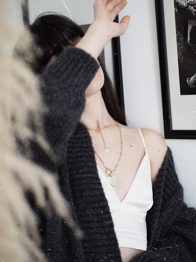 Nokta ve çizgilerden oluşan mors alfabesini Morse Jewellery’e ait tescillenmiş tasarımlar ile birleştirip, kişiye özel tasarımlar yapıyorlar.
