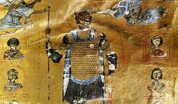 6. Saltanatı en uzun süren Bizans hükümdarı II. Basil Bulgaroktonos idi (976-1025). İmparator hakkında en bilinen hikâyede, Bulgarları yenerek Yunanistan’ı onlardan geri almış ve yalnızca her yüzüncü erkeğin bir gözünü bağışlayıp diğer bütün esirleri kör etmiştir.