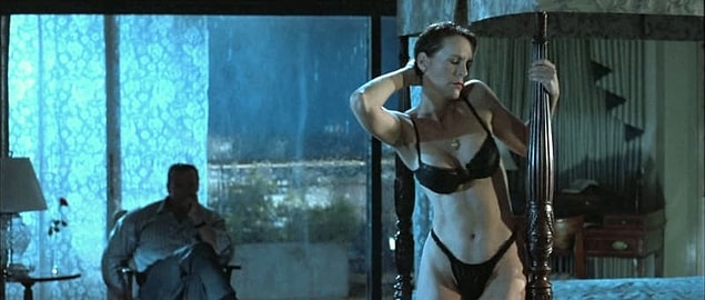 15. Seksi bir şekilde striptiz yapmak: